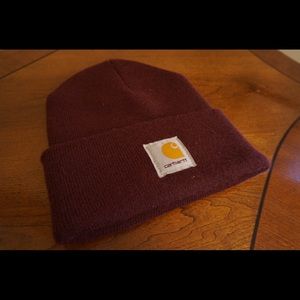 Like new!! Maroon Carhartt beanie with fold